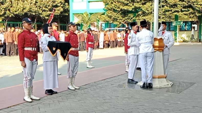 Upacara Kemerdekaan di MAN Surabaya Diwarnai Doa dan Donasi untuk Korban Gempa NTT