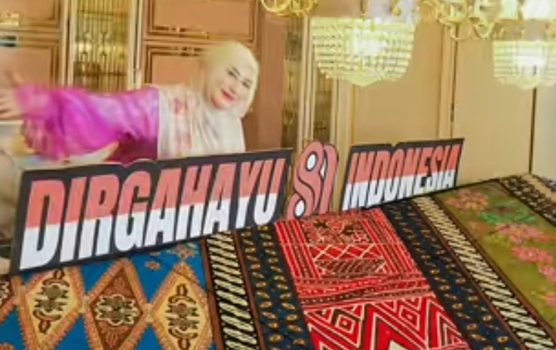 Tasyi Athasyia Bikin Kue Batik Raksasa Sepanjang 12 Meter di HUT Ke-81 RI, Habiskan Rp35 Juta