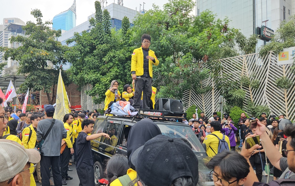 BEM UI Diadang Polisi di Sudirman, Massa Sempat Blokade Jalur Transjakarta