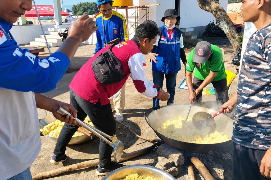 Bantu Pengungsi Gempa NTT, Dapur Kemensos Siapkan 9.500 Bungkus Makanan per Hari