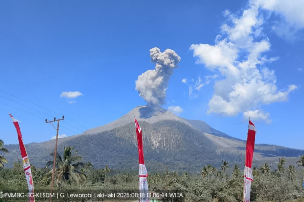 Gunung Lewotobi Laki-laki Meletus, Muntahkan Kolom Abu Setinggi 1 Km ke Langit