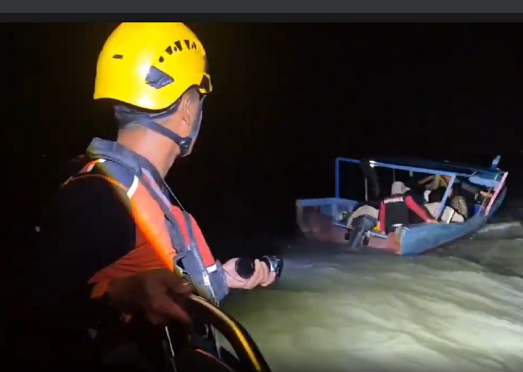 Kapal Mati Mesin Diterjang Ombak Tinggi, 4 Nelayan Terombang-ambing di Laut Bangka