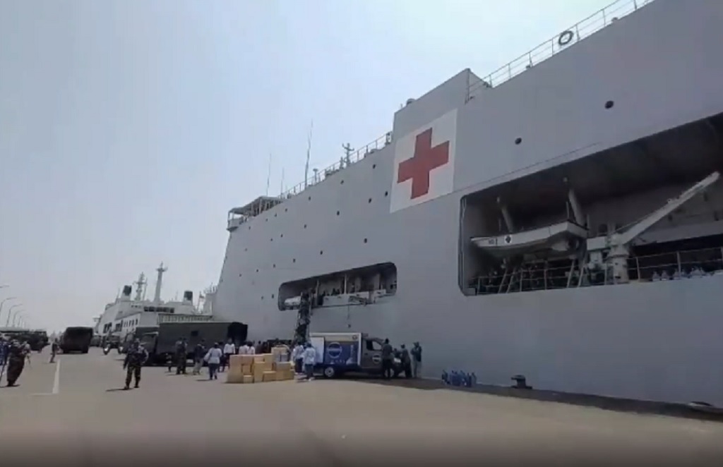 Bantu Korban Gempa NTT, Koarmada II Kirim KRI dr Soeharso dan Alat Berat