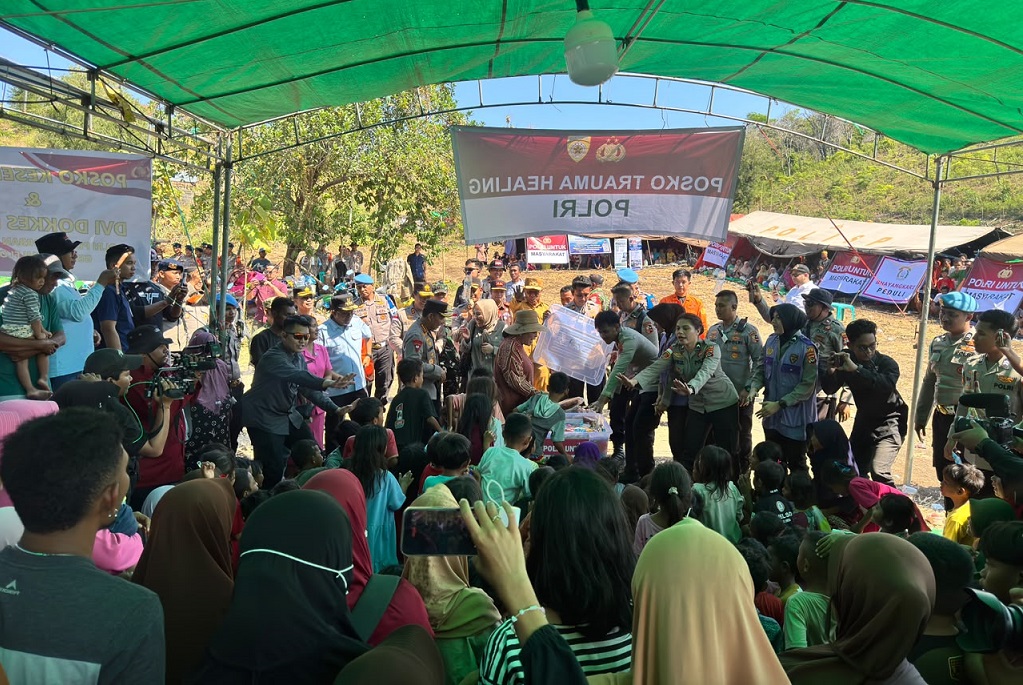 Momen Kapolri dan Titiek Soeharto Hibur Anak-Anak Pengungsi Gempa NTT, Beri Hadiah