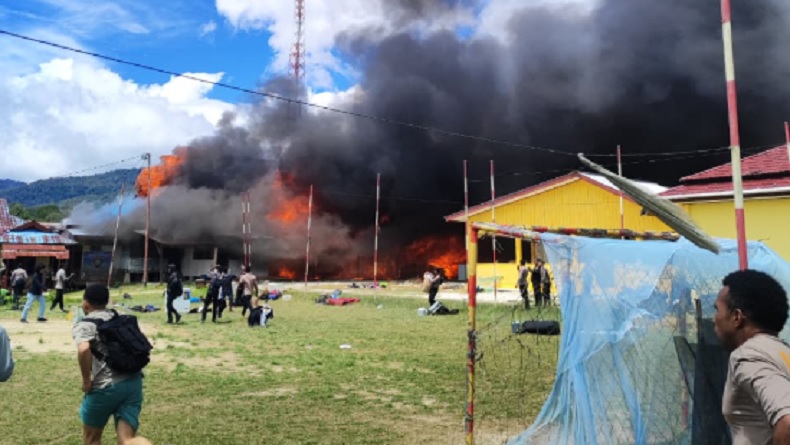 Asrama Polres Mamberamo Tengah Terbakar Hebat, Api dari Salah Satu Barak Personel