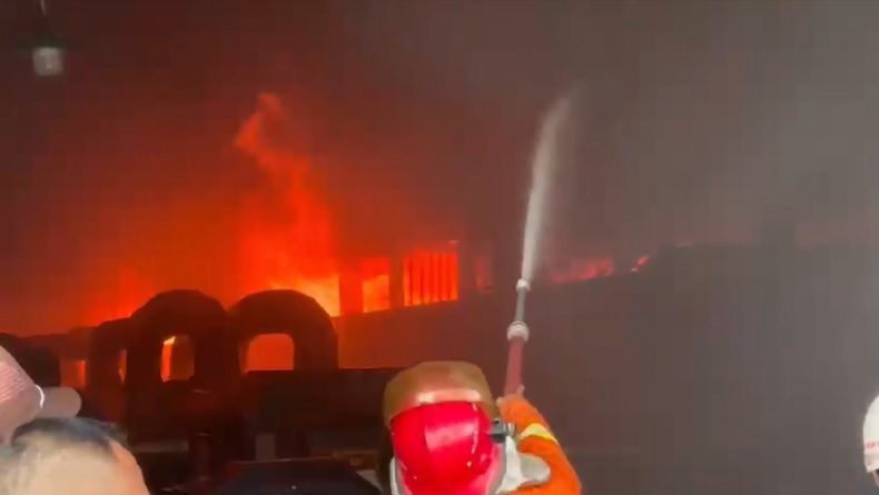 Pabrik Mi di Mojokerto Terbakar Hebat, Api Diduga dari Ruang Produksi