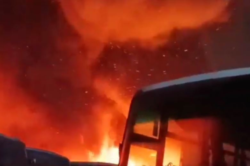 Kebakaran Hebat di Pangkalan PO Bus Bekasi, Hampir 50 Unit Kendaraan Terbakar