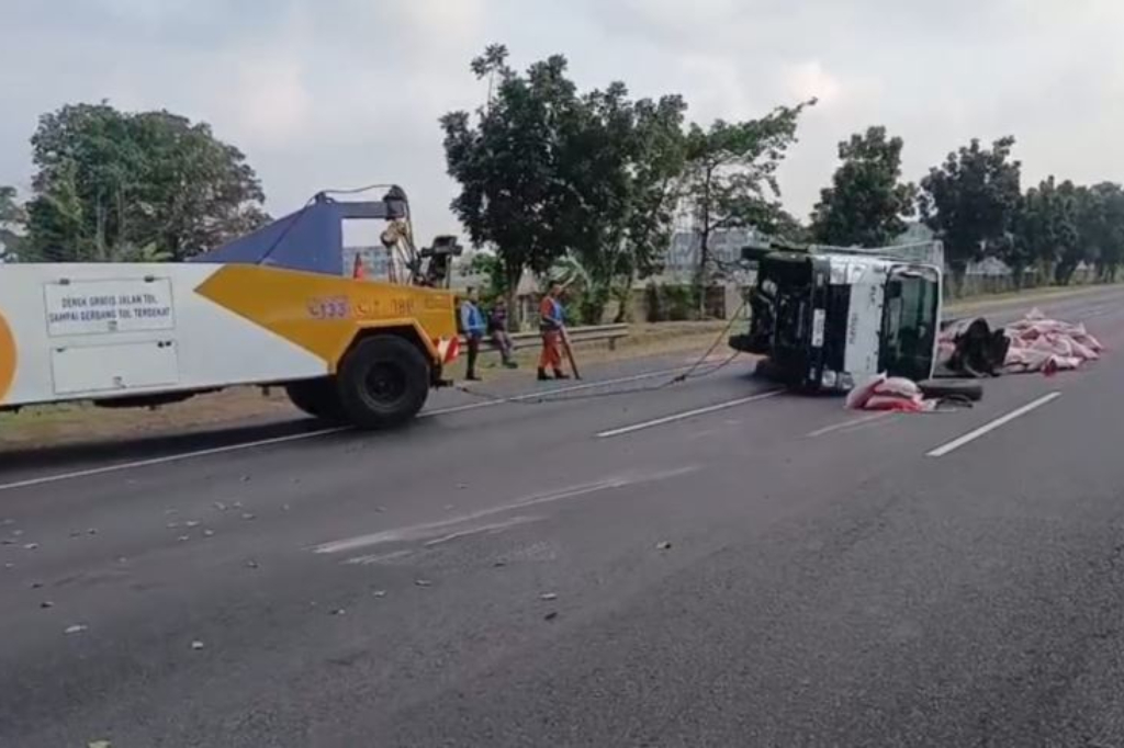 Kecelakaan di Tol Sidoarjo Arah Waru, Mobil Pikap Terguling Diduga gegara Pecah Ban