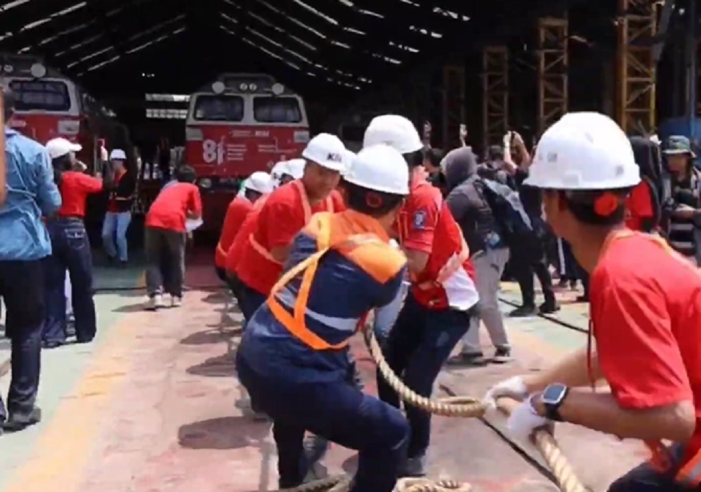 HUT ke-81 RI, Petugas Daop 2 Bandung Adu Kekuatan Lomba Tarik Lokomotif 80 Ton