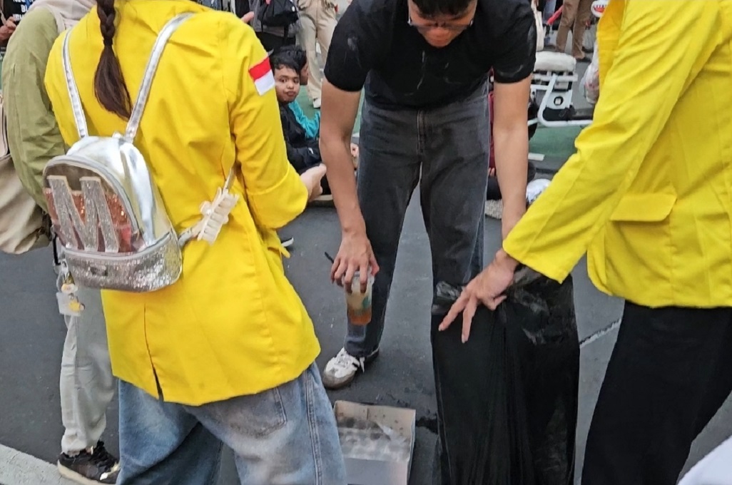 Momen Massa BEM UI Bersihkan Sampah di Titik Demo Dukuh Atas