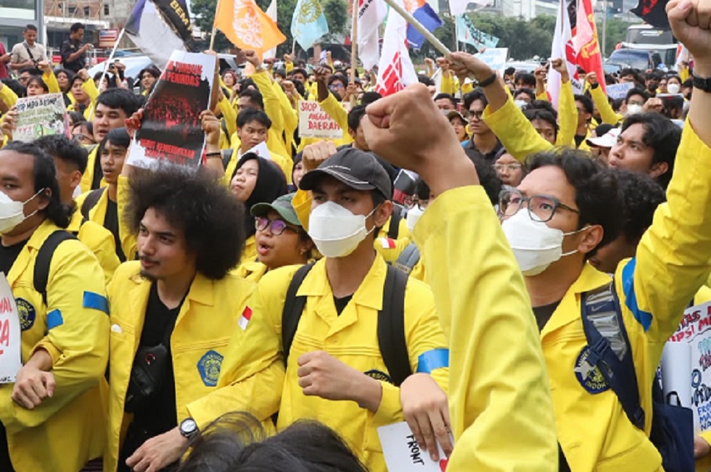 Massa BEM UI Bertahan di Dukuh Atas, Arus Lalin Sudirman ke Bundaran HI Dialihkan