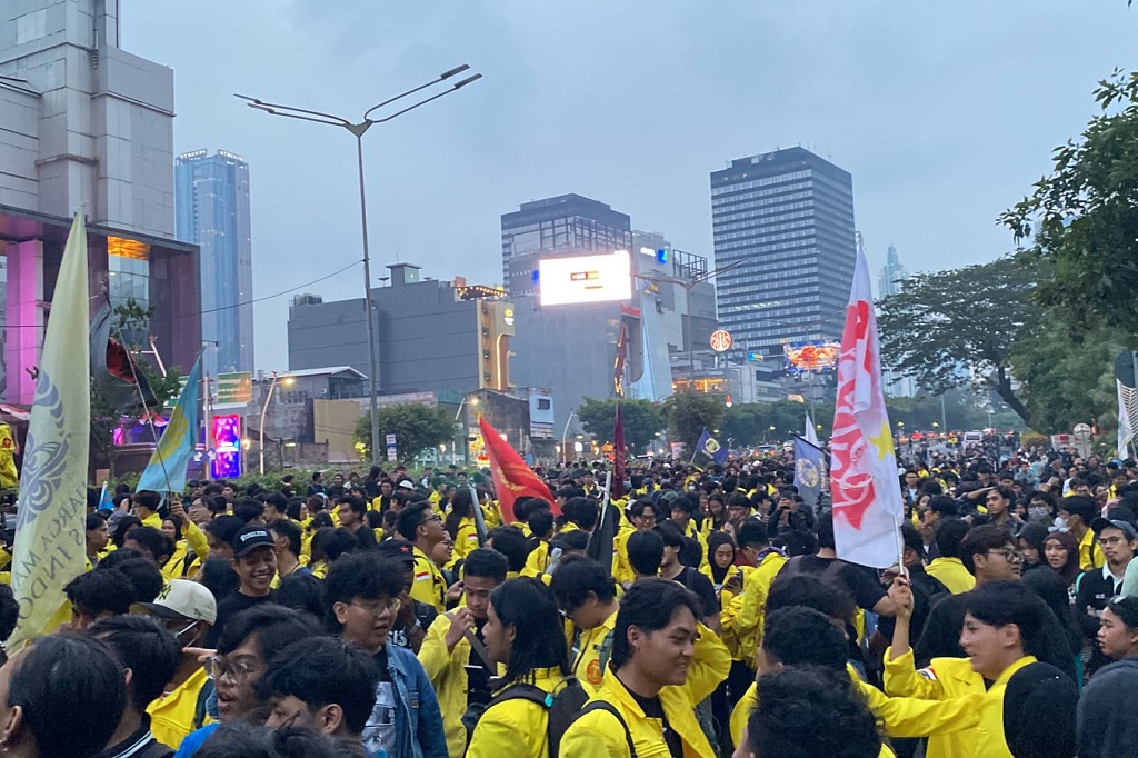 Massa Demo BEM UI Mulai Bubarkan Diri, Tinggalkan Dukuh Atas Menuju Senayan