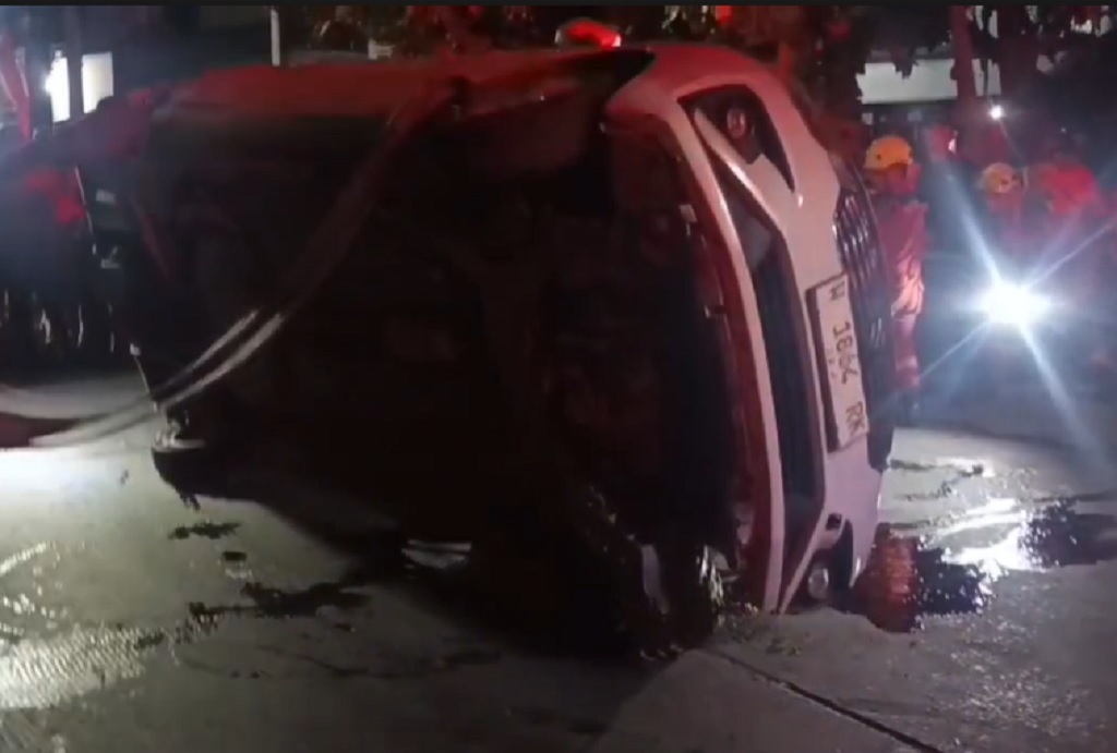 Kecelakaan di Surabaya, Minibus Terbalik usai Tabrak Pohon Diduga Sopir Mabuk