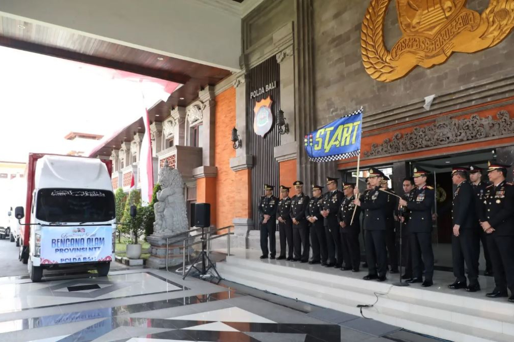 Polda Bali Kirim 5 Truk Bantuan untuk Korban Gempa NTT, Kapolda Sampaikan Pesan Haru