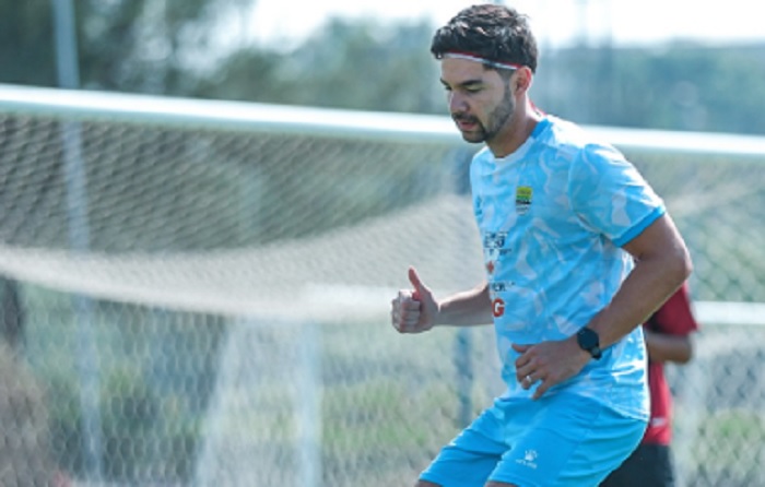 Igor Tolic Coret Sandy Walsh dari Skuad Persib Vs Bali United di Dewata Challenge Series
