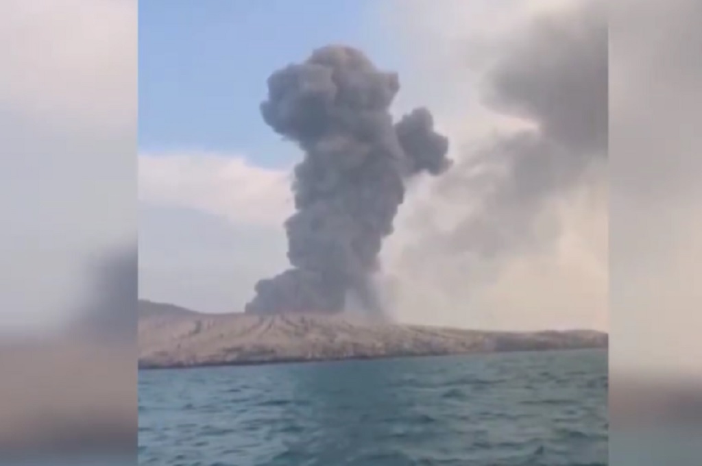 Gunung Anak Krakatau Erupsi 20 Kali, 4 Kecamatan di Lampung Diguyur Hujan Abu