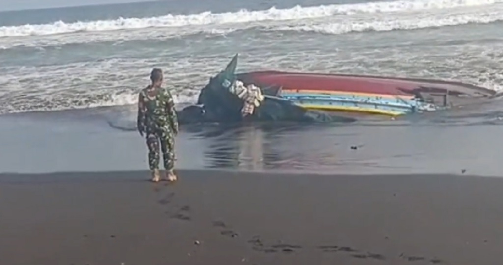 Perahu Nelayan Hancur Dihantam Ombak di Pantai Paseban Jember, 1 Tewas 3 Hilang
