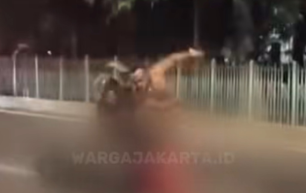 Viral Pria Bugil Pukul Pengendara hingga Terjatuh di Lenteng Agung Jaksel