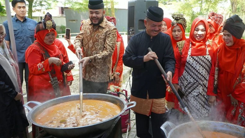 Rendang 5 Ton untuk Korban Gempa NTT dari Sumbar, Bantuan Pertama 700 Kg Sudah Dikirim
