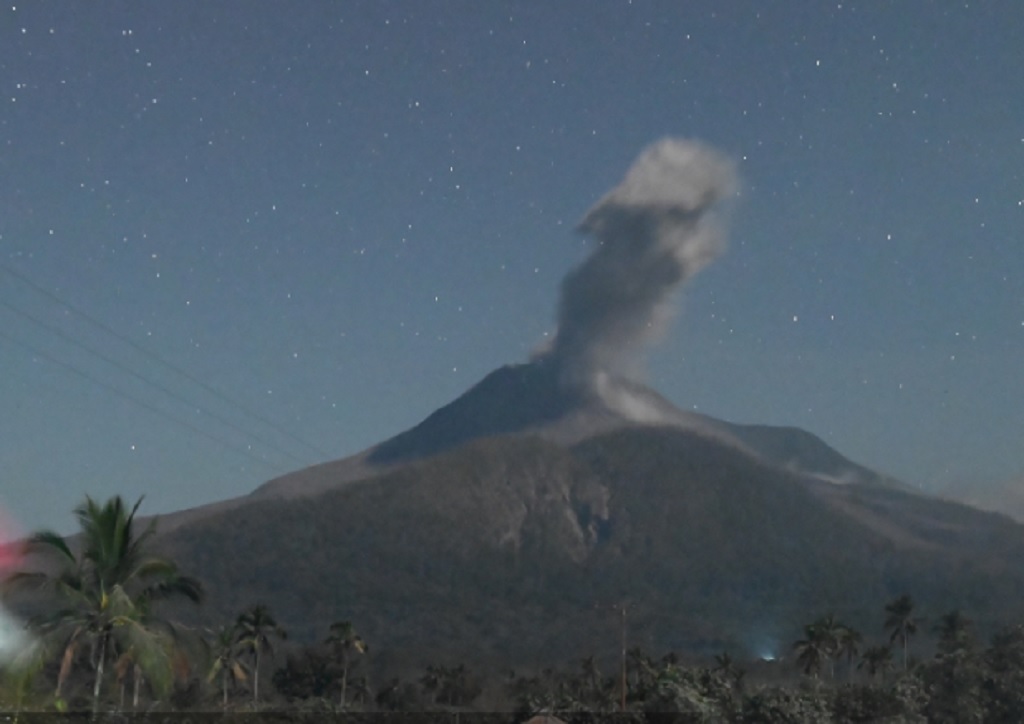 Gunung Lewotobi Laki-Laki Meletus Malam Ini, Semburkan Abu Vulkanik 1.000 Meter