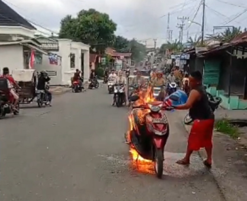 Ngeri! Hendak Antar Anak Sekolah, Motor Warga di Labuhanbatu Ludes Terbakar