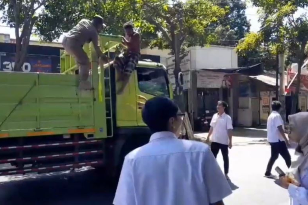 ODGJ Mengamuk Naik Truk Trailer di Jalur Pantura Situbondo, Evakuasi Dramatis