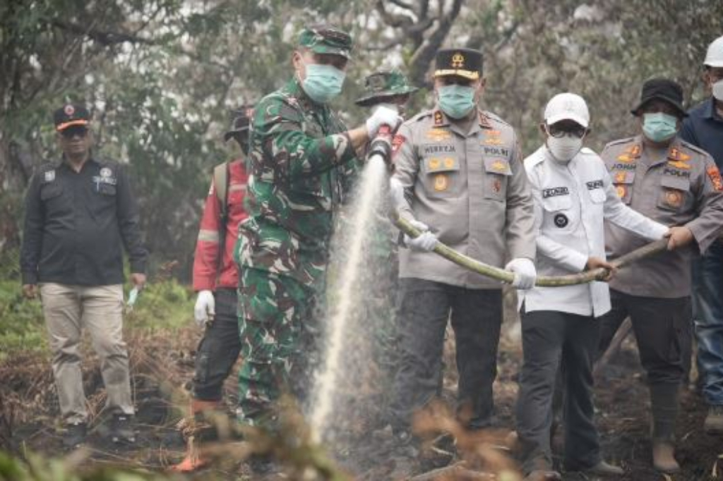 Karhutla Riau, Kapolda dan Pangdam Turun Langsung Padamkan Api di Pelalawan