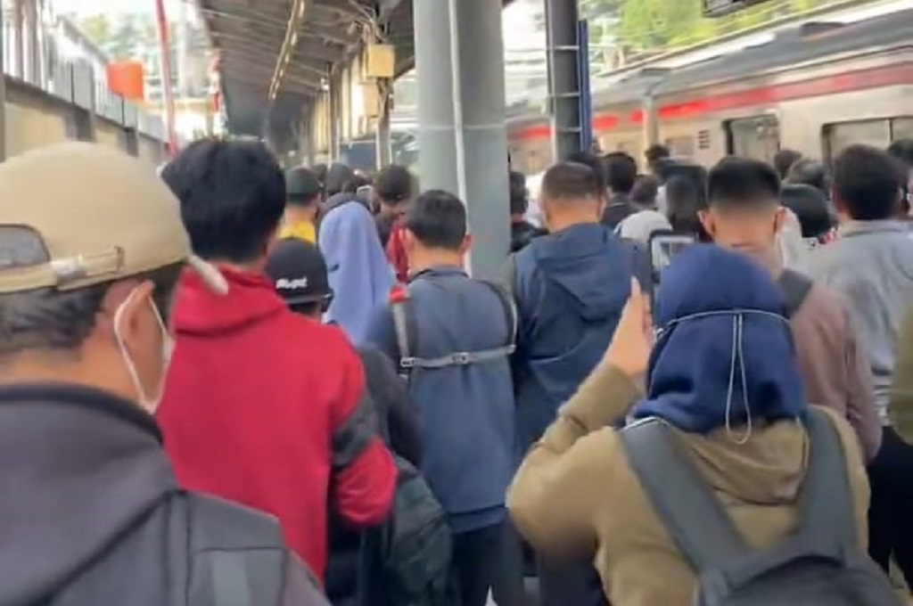 KRL Tabrak Orang, Perjalanan Rute Bogor-Jakarta Kota Terganggu