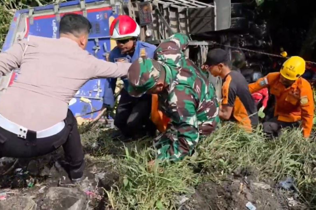 Kecelakaan Truk Terjun ke Jurang di Lembah Anai Jalur Padang-Bukittinggi, 1 Orang Tewas