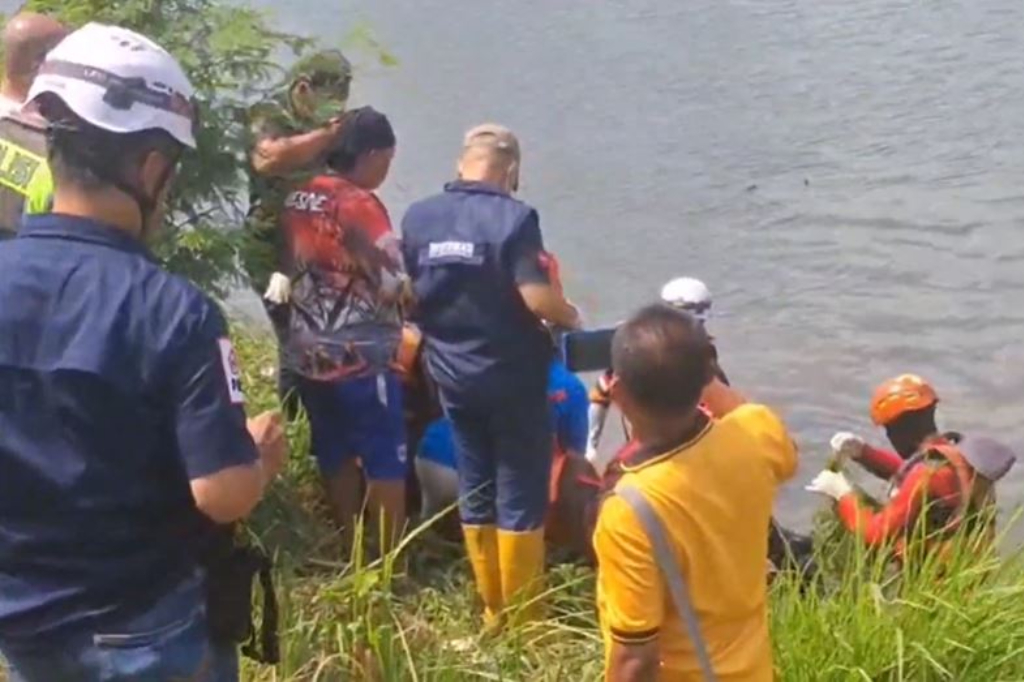Mayat Pria Penuh Luka Mengapung di Sungai Sidoarjo, Ditemukan Bersama Motor
