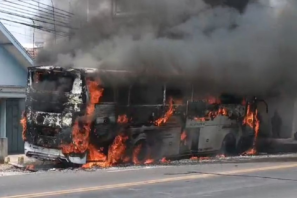 Bus Terbakar di Jalan Madiun-Surabaya, Terdengar Ledakan dari Dalam Kendaraan