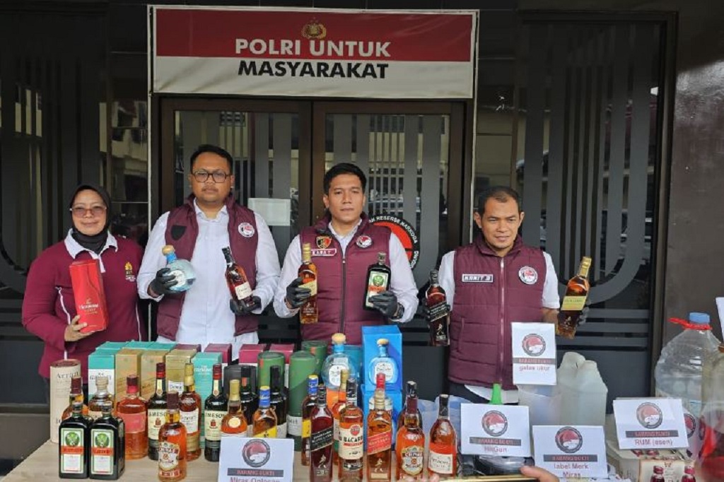 Polisi Bongkar Produksi Miras Oplosan di Bandung, 3 Orang Ditangkap