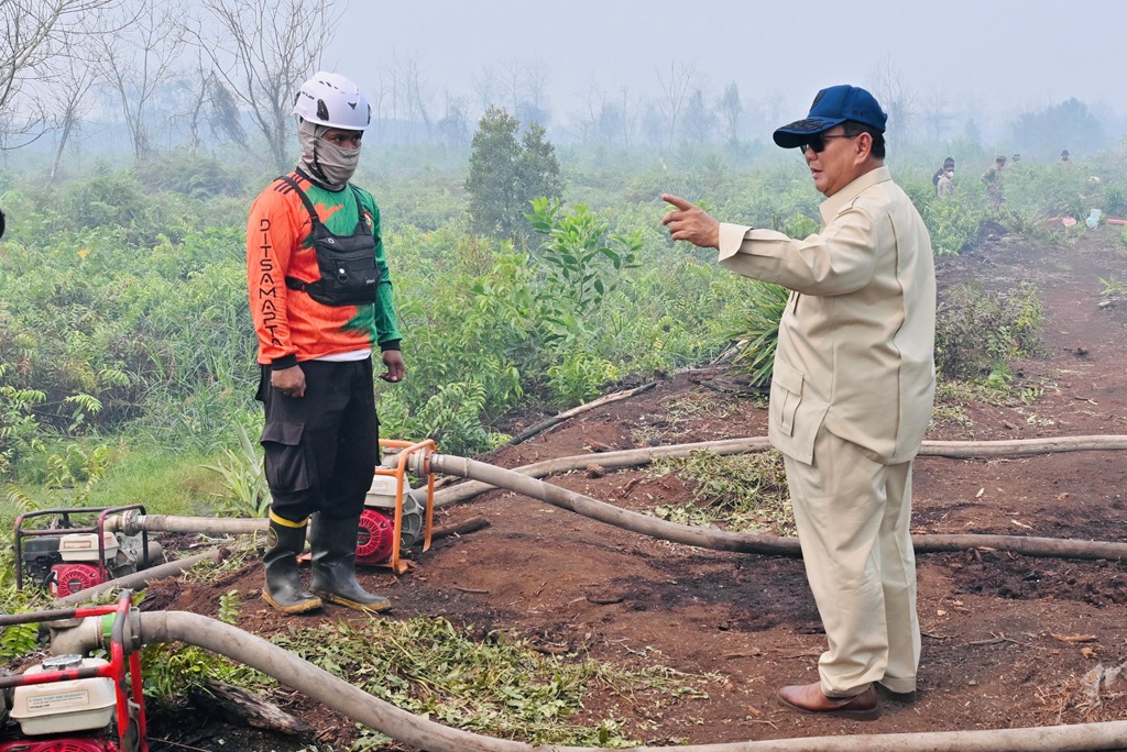 Momen Prabowo Turun Langsung ke Titik Karhutla Kalbar, Pastikan Penanganan Optimal