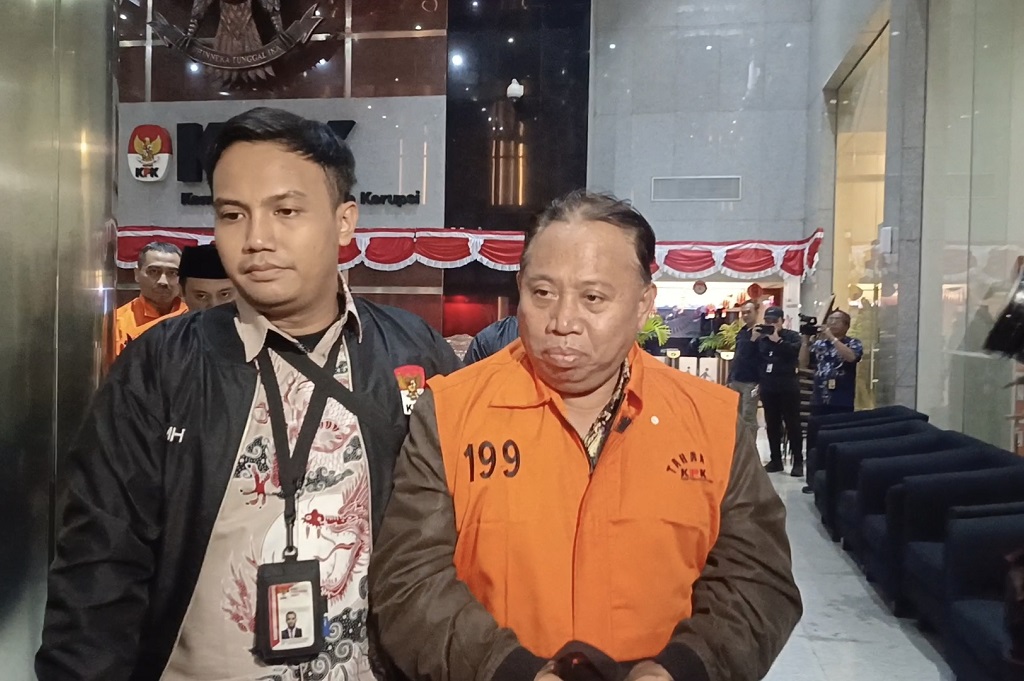 Penampakan Rektor Unsoed Akhmad Sodiq Pakai Rompi Tahanan KPK usai Jadi Tersangka