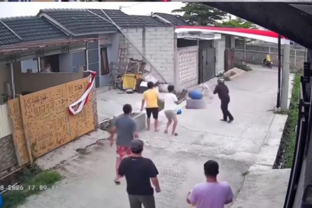 Detik-Detik Anjing Pitbull Gigit Anak Perempuan di Bandung, Warga Panik Selamatkan Korban