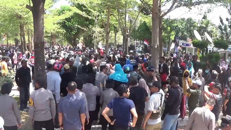 Demo di Depan Kantor Bupati Gowa Ricuh, Massa Terobos Gerbang