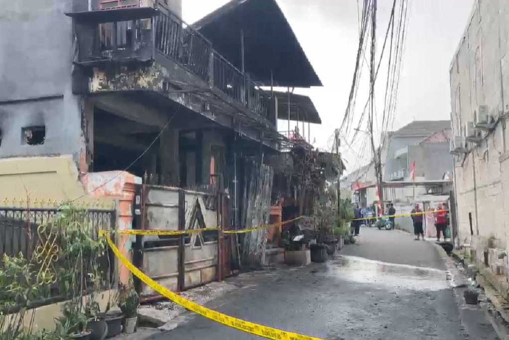 Penampakan Rumah di Tebet Jaksel Pascakebakaran Tewaskan 4 Orang, Garis Polisi Terpasang