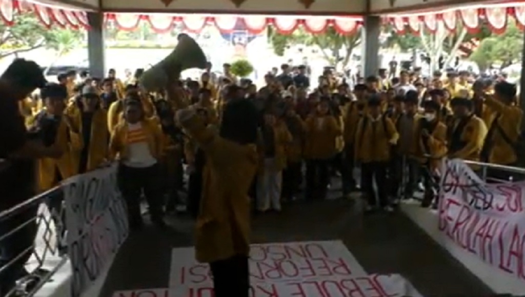 Mahasiswa Unsoed Demo Gedung Rektorat, Desak Evaluasi Total usai OTT KPK