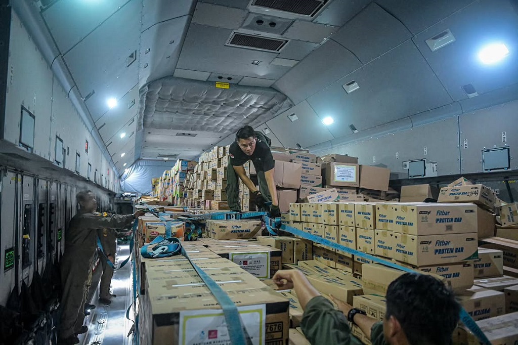 6 Pesawat TNI AU Angkut 31 Ton Bantuan Diterbangkan ke NTT-Kalimantan, Instruksi Prabowo