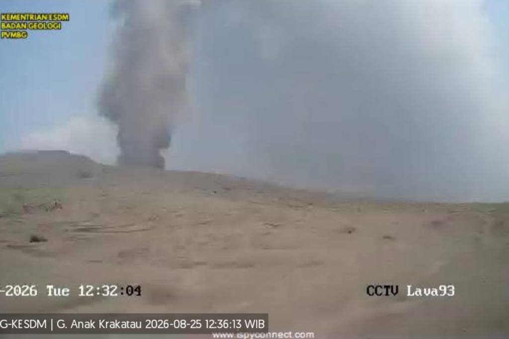 Gunung Anak Krakatau Meletus, Kolom Abu Hitam Membubung Setinggi 400 Meter