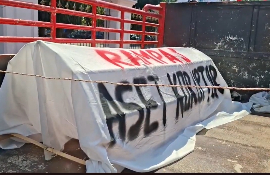 Bawa Keranda, Massa AMPB Pati Berangkat Demo ke Gedung DPR  dengan 4 Bus