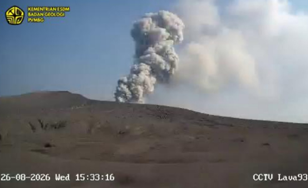 Gunung Anak Krakatau Erupsi Sore Ini, Luncurkan Abu Vulkanik 300 Meter