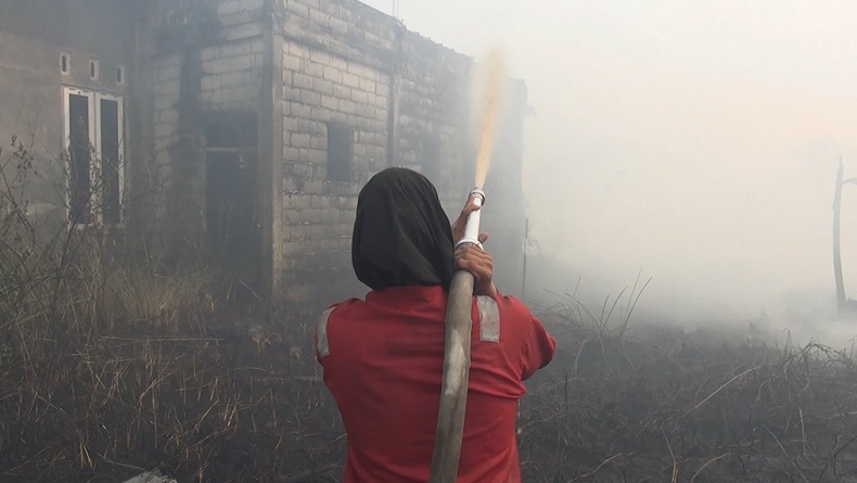 Karhutla di Palangka Raya Meluas, Api Menyambar Rumah Warga