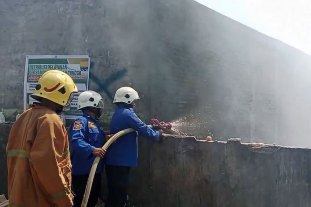 TPS Sampah Dekat Pasar Induk Bondowoso Terbakar, Damkar Gerak Cepat Padamkan Api