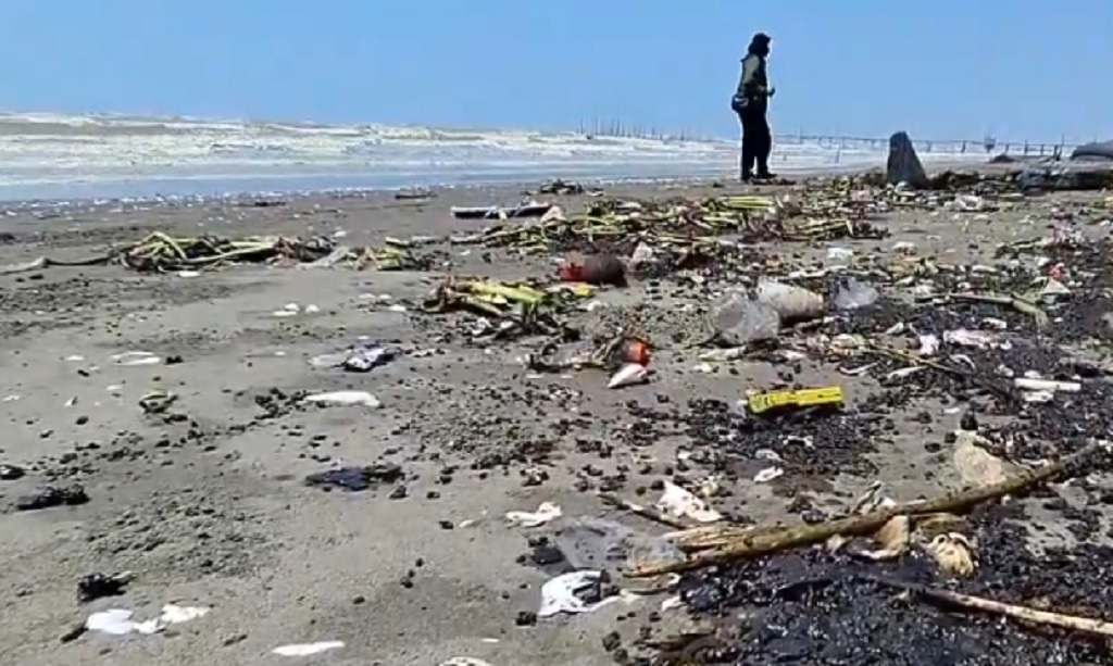 Pesisir Karawang Tercemar Limbah Hitam Pekat Diduga Minyak Mentah, Nelayan Resah
