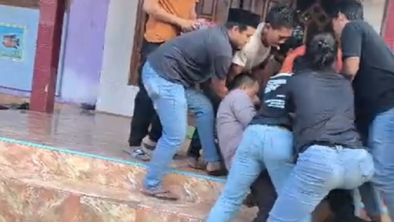 Sekretaris Desa di Bangkalan Ngamuk Bawa Celurit, Ancam Warga yang Hendak Lewat