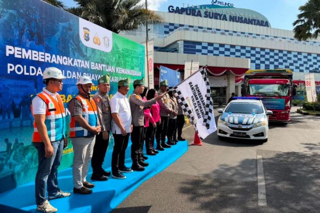 Solidaritas untuk NTT, Polda Riau Kirim 60 Ton Bantuan Kemanusiaan dari Surabaya