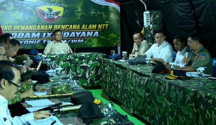 Prabowo Langsung Gelar Rapat Penanganan Bencana Gempa saat Tiba di Nagekeo NTT