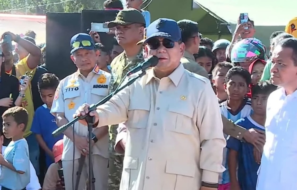 Prabowo Sampaikan Belasungkawa saat Temui Pengungsi Gempa NTT: Tak akan Biarkan Saudara Sendiri