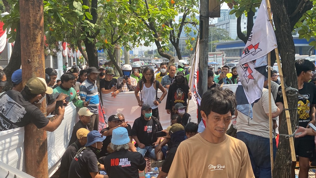 Warga dari Pati Mulai Dirikan Posko di Depan Gerbang DPR jelang Aksi 27 Agustus